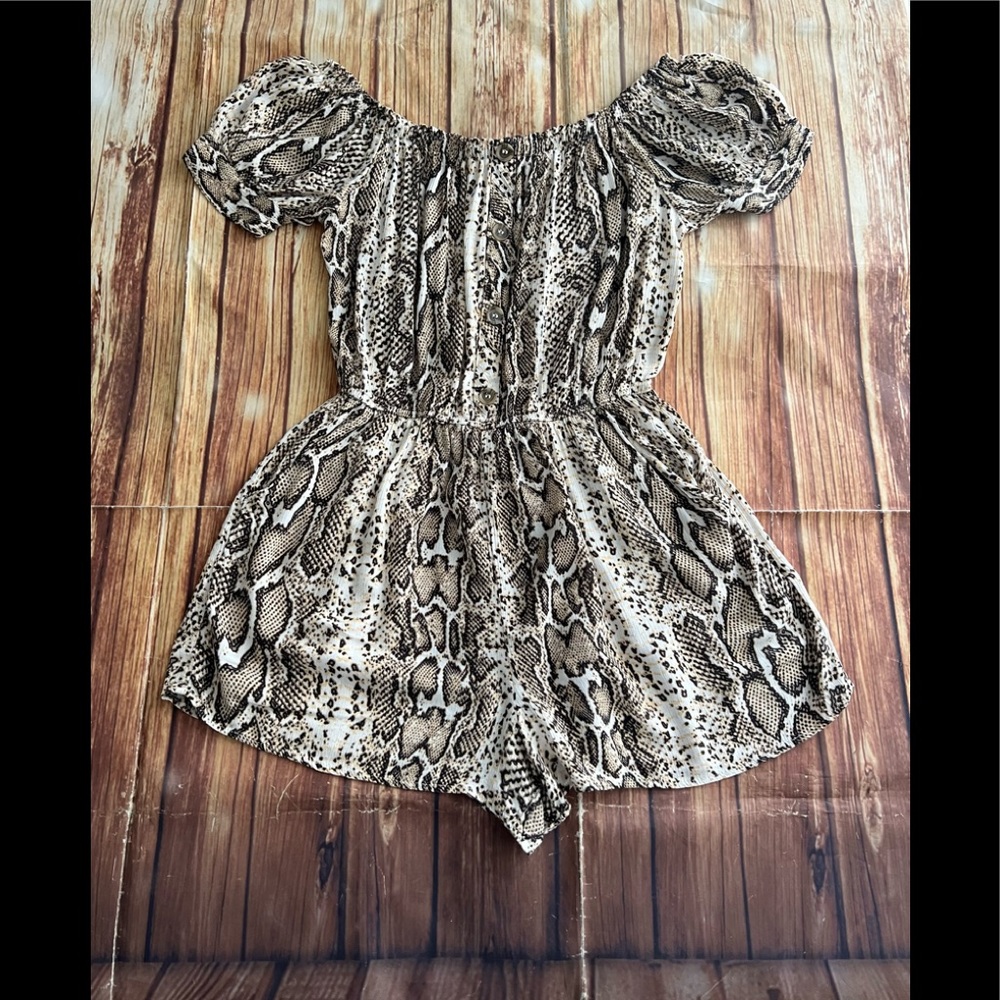 Blush Women Short Sleeve Scoop Neck Elastic Print Snake Print Romper Size Medium